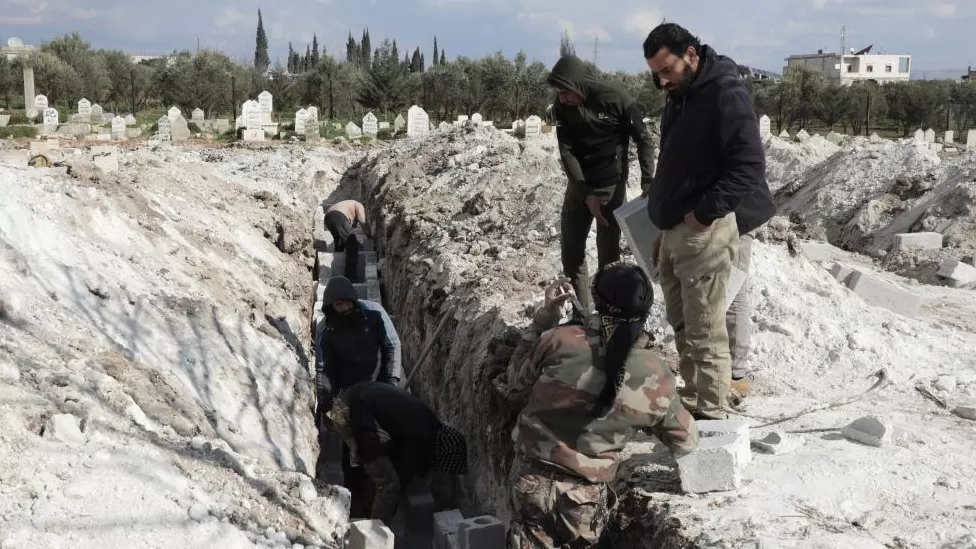 Krise über Krise: Warum es nach dem Erdbeben schwer ist, Hilfe nach Syrien zu...