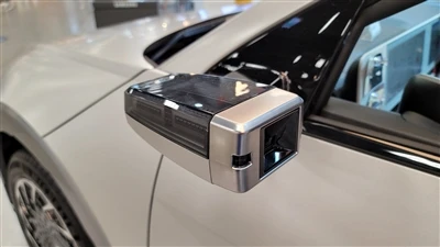 Musk bekräftigt, dass Tesla physische Rückspiegel abschaffen wird.