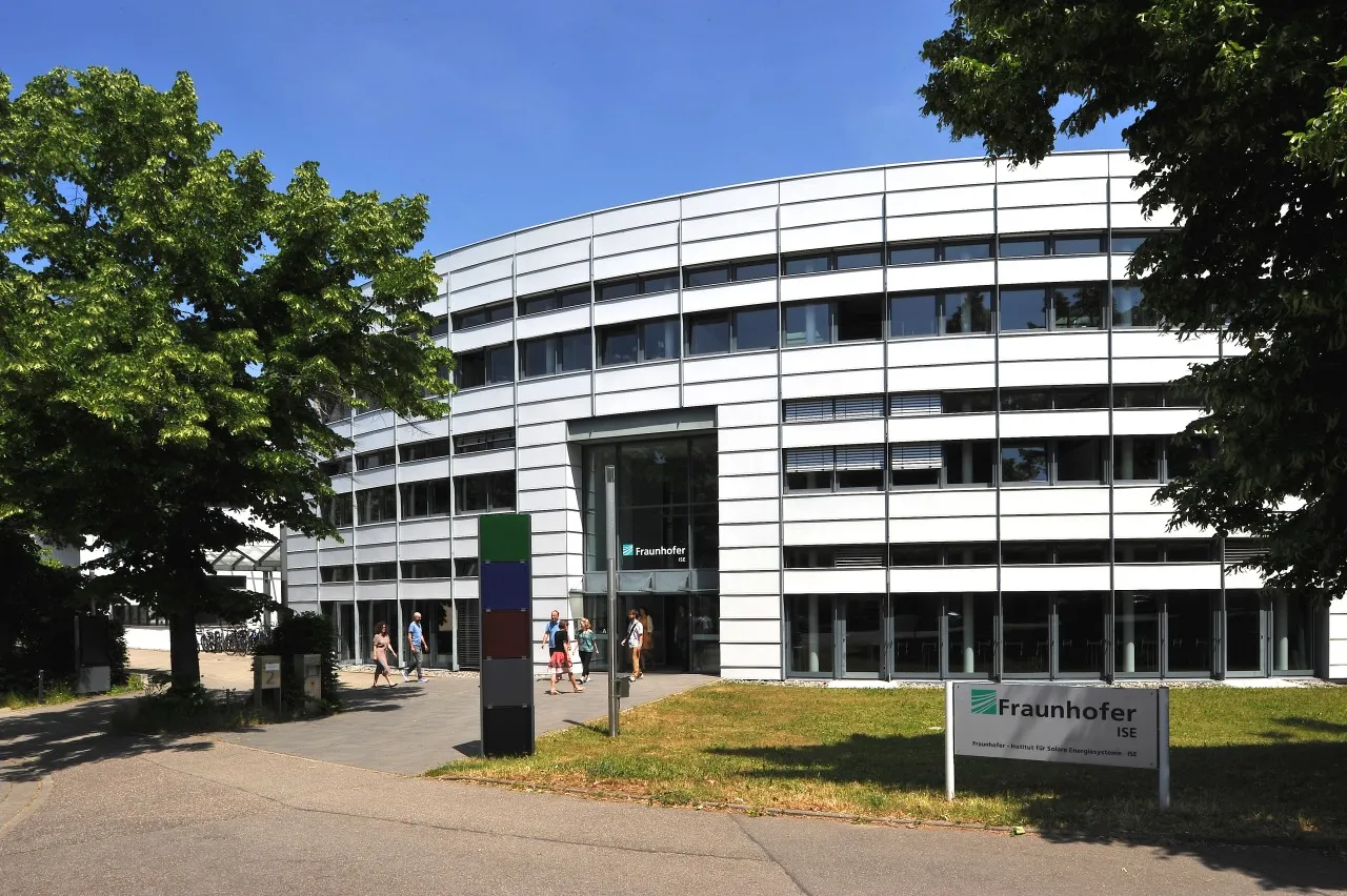 Fraunhofer ISE produziert Mehrfachsolarzelle mit 36,1 % Wirkungsgrad