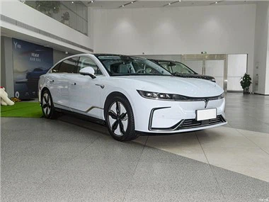 Voyah Zhuiguang Elektrolimousine mit zweimotorigem Allrad-Elektrofahrzeug