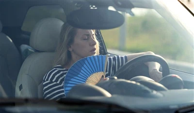 Wie heiß kann der Innenraum eines Autos unter der Sommersonne werden?